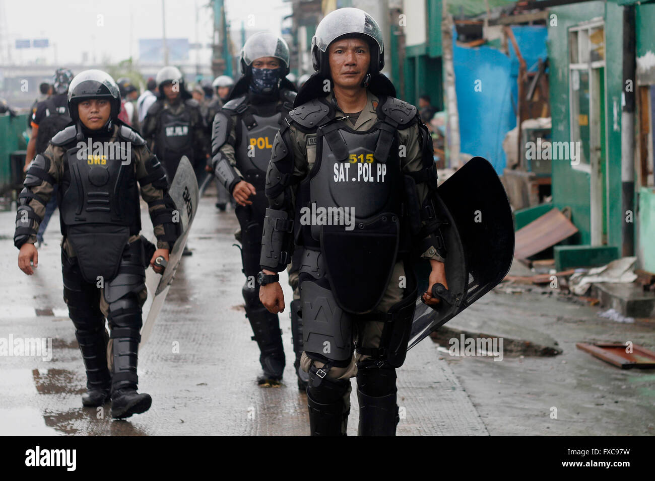 Jakarta, Indonesien. 29. Februar 2016. Die Zivildienst Polizeieinheit geht am Kalijodo Rotlicht - Viertel. Planierraupen begonnen Abriss Hunderte von Gebäuden in der indonesischen Hauptstadt größte Rotlichtviertel am Montag im Rahmen einer bundesweiten Bemühungen um Prostitution in der weltweit bevölkerungsreichsten mehrheitlich muslimischen Nation auszurotten. © Garry Andrew Lotulung/Pacific Press/Alamy Live-Nachrichten Stockfoto