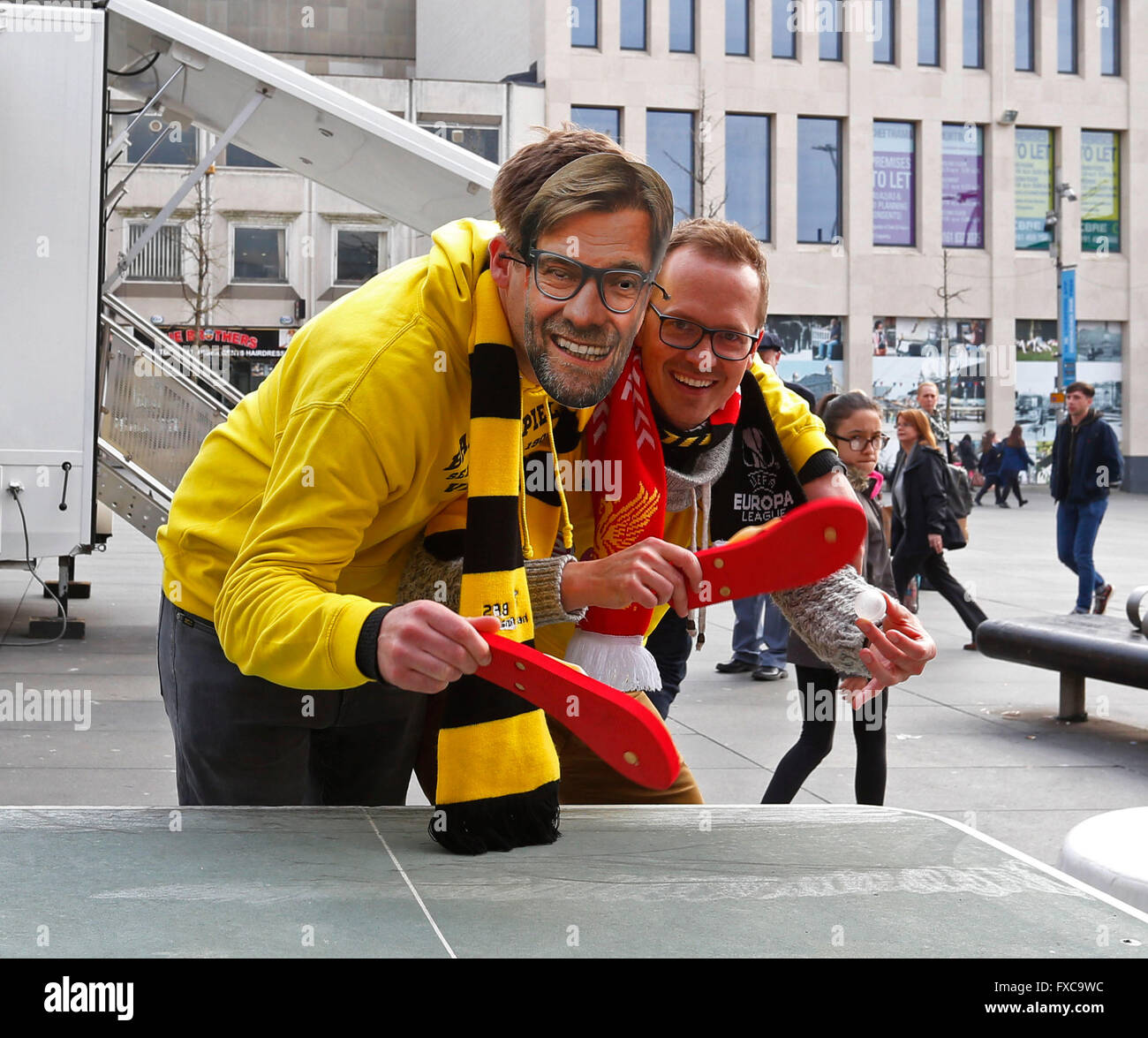 Borussia Dortmund-Fans, Übereinstimmung mit einem Juergen Klopp Maske  spielen Tischtennis mit Flipflop Schuhe tragen, im Stadtzentrum von  Liverpool vor heutigen UEFA Europa League Viertel Finale Fußball zwischen  Liverpool FC und Borussia Dortmund