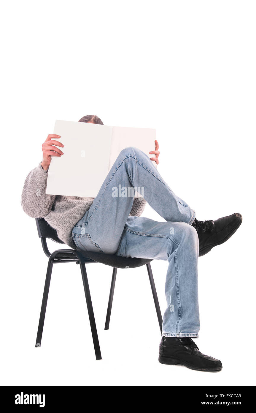 Mann auf einem Stuhl mit einem Magazin auf weißem Hintergrund Stockfoto