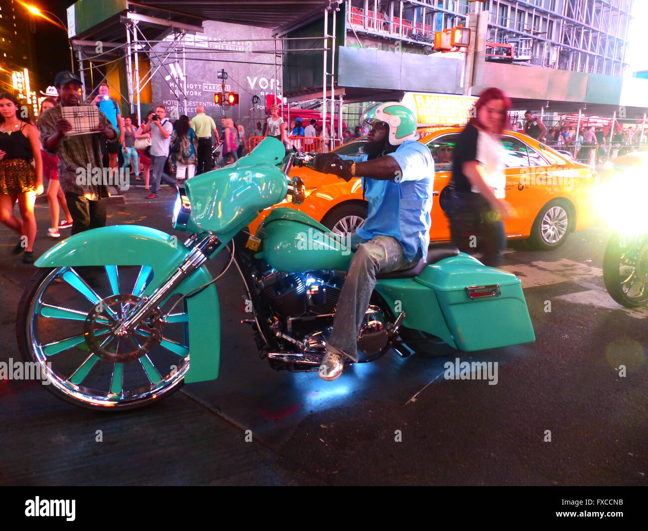 Biker auf seiner Harley sitzend zeigt, Passer Freilose am Times Square Stockfoto