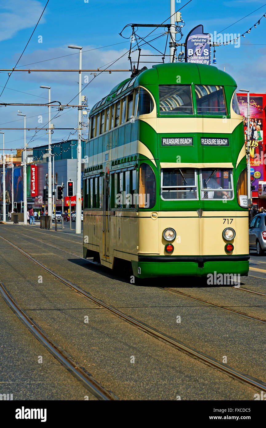 Erbe-Straßenbahn auf der Strandpromenade in Blackpool Stockfoto