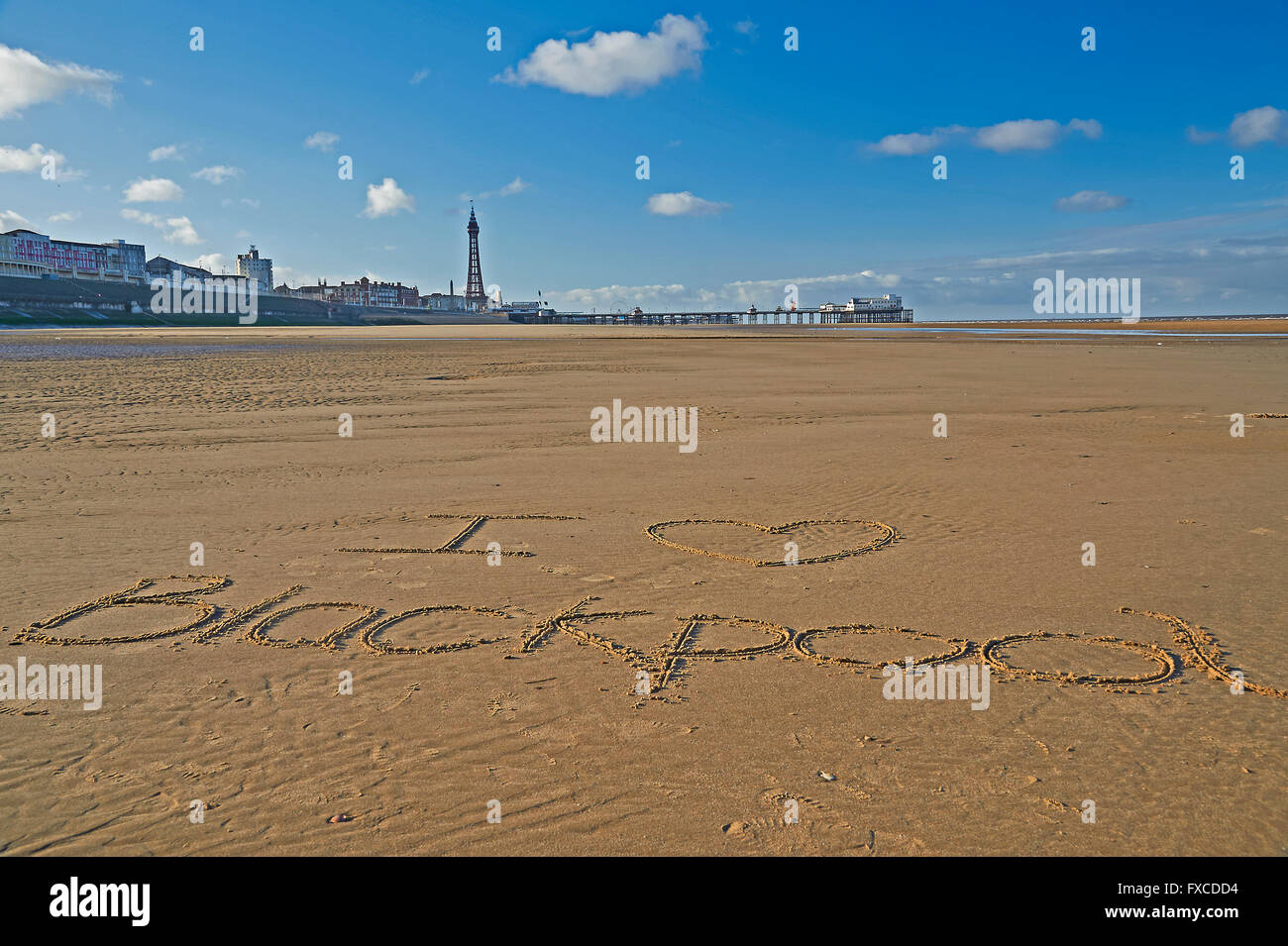 Ich liebe Blackpool, der auf den Sand eines einsamen Strandes geschrieben wurde. Stockfoto