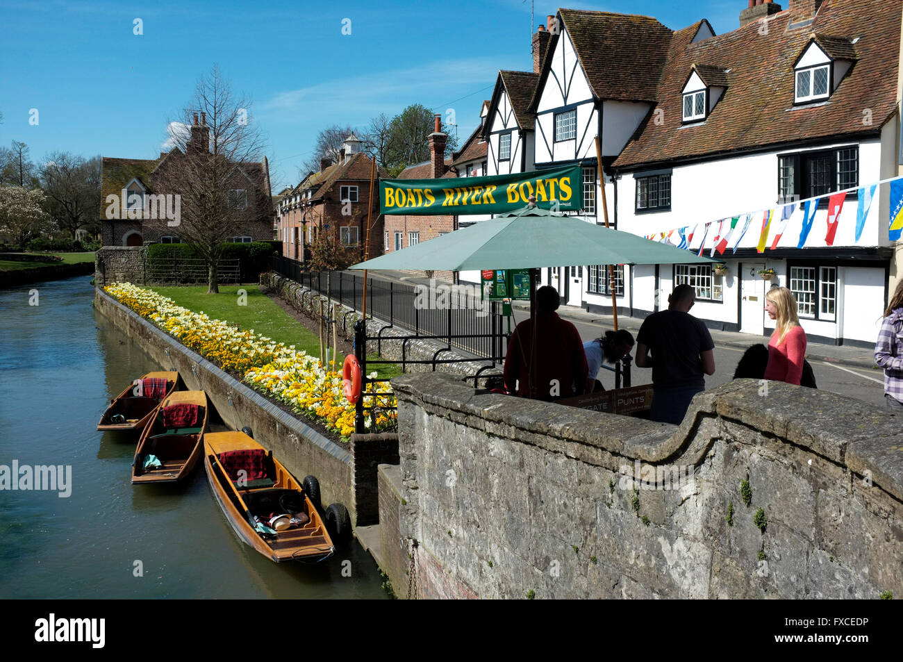 Westgate Bereich Stechkahn fahren in der Stadt von Canterbury auf großen Stour Fluß im Osten Kent uk April 2016 Stockfoto