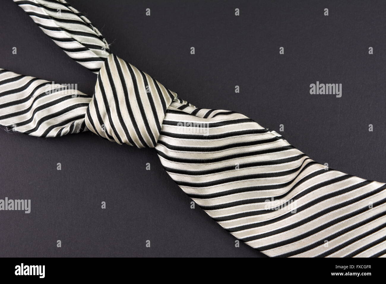 Gestreifte Krawatte auf schwarzem Hintergrund. Mode-abstrakt Stockfoto