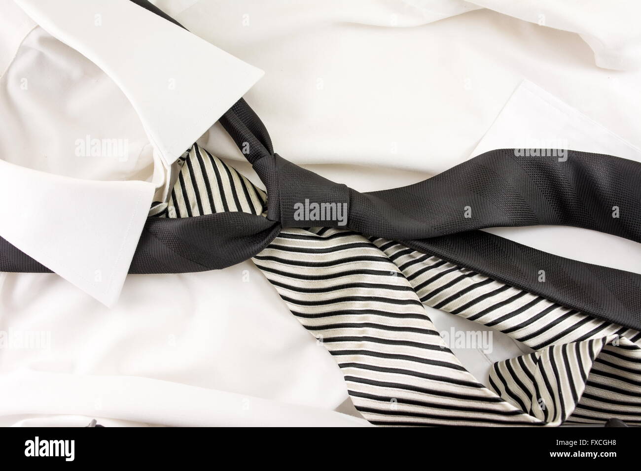 Das Binden an ein weißes Hemd tragen? Weißes Hemd mit Krawatte schwarz und stipped Stockfoto
