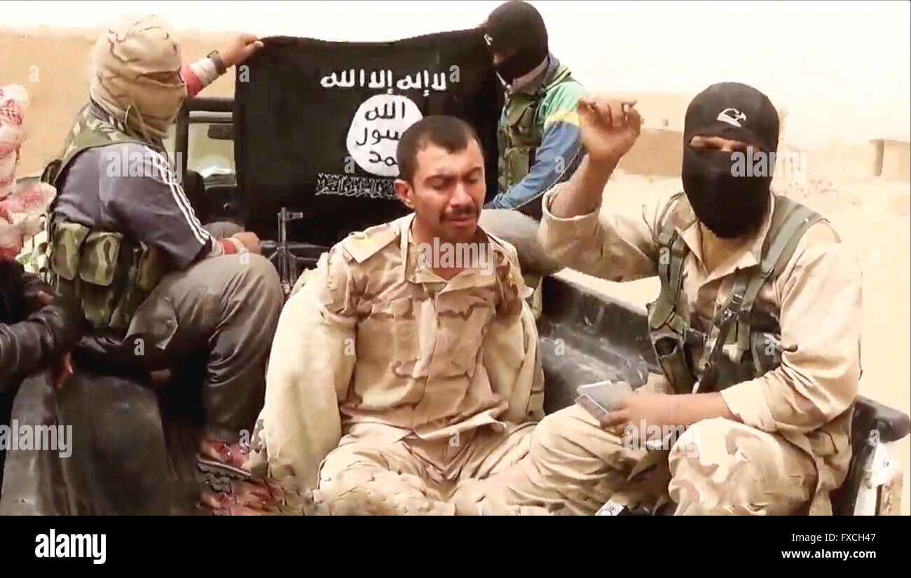 Undatierte Propaganda video-Capture, veröffentlicht von der islamischen Staates im Irak und der Levante zeigt eine irakische Armee Offizier, bevor er hingerichtet, nachdem er während der Kämpfe in der Provinz Anbar, Irak gefangen genommen. Stockfoto