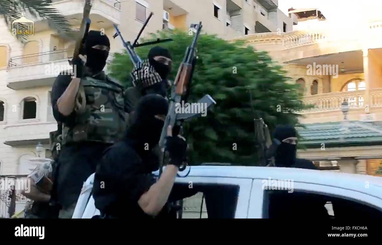 Undatierte Propaganda-video-Capture von der islamischen Staates im Irak und der Levante zeigt ISIS Kämpfer Reiten durch eine Stadt in der Provinz Anbar, Irak veröffentlicht. Stockfoto