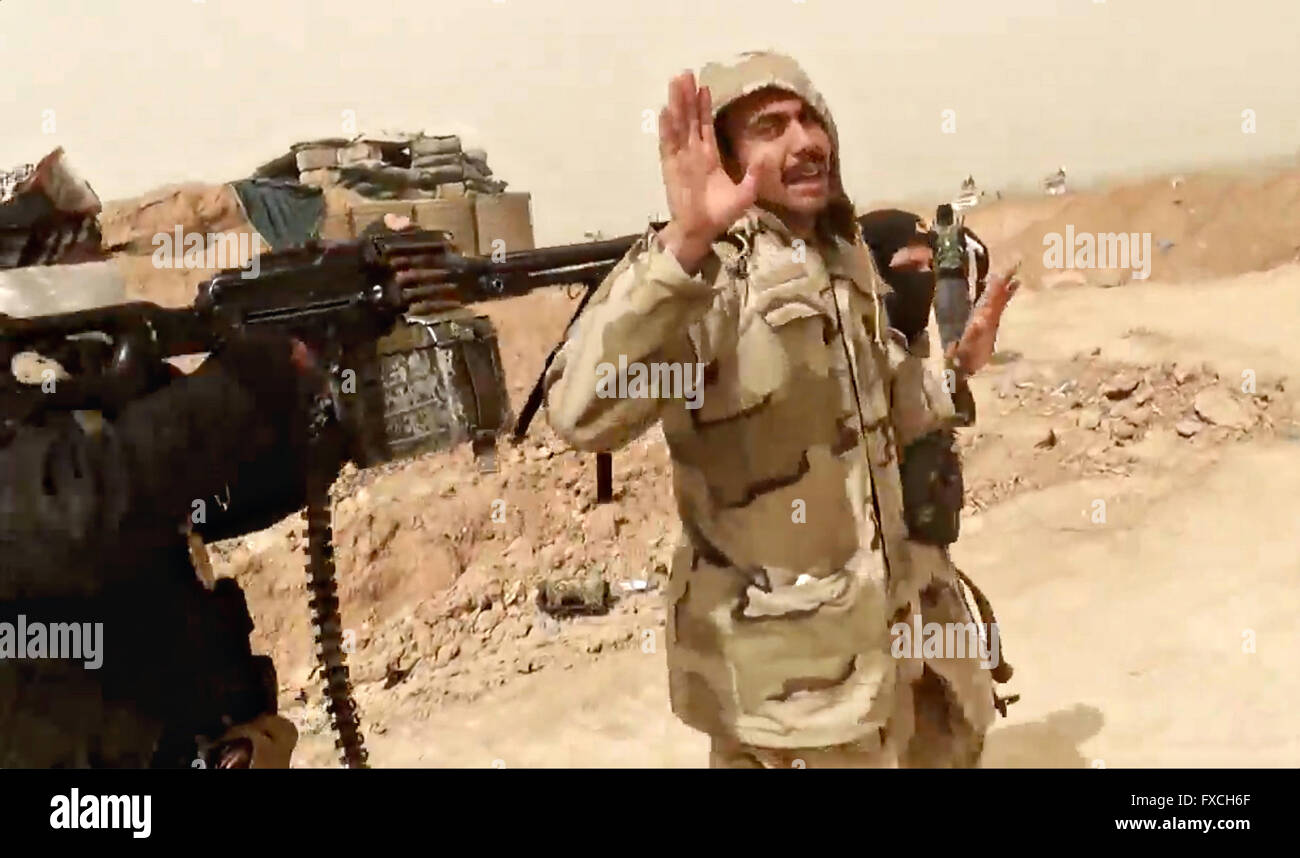 Undatierte Propaganda-video-Capture von der islamischen Staates im Irak und der Levante zeigt eine irakische Armee Offizier veröffentlicht weggeführt ausgeführt werden soll, nachdem er während der Kämpfe in der Provinz Anbar, Irak gefangen genommen. Stockfoto