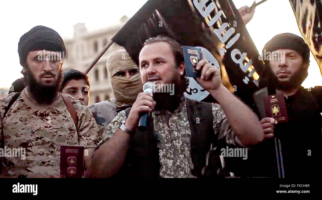 Undatierte Propaganda-video-Capture von der islamischen Staates im Irak und der Levante zeigt eine Gruppe von ausländischen ISIS hält ihre Pässe als Kämpfer veröffentlicht verpflichten sie Untertanentreue zum Kalifat in der Provinz Anbar, Irak. Stockfoto