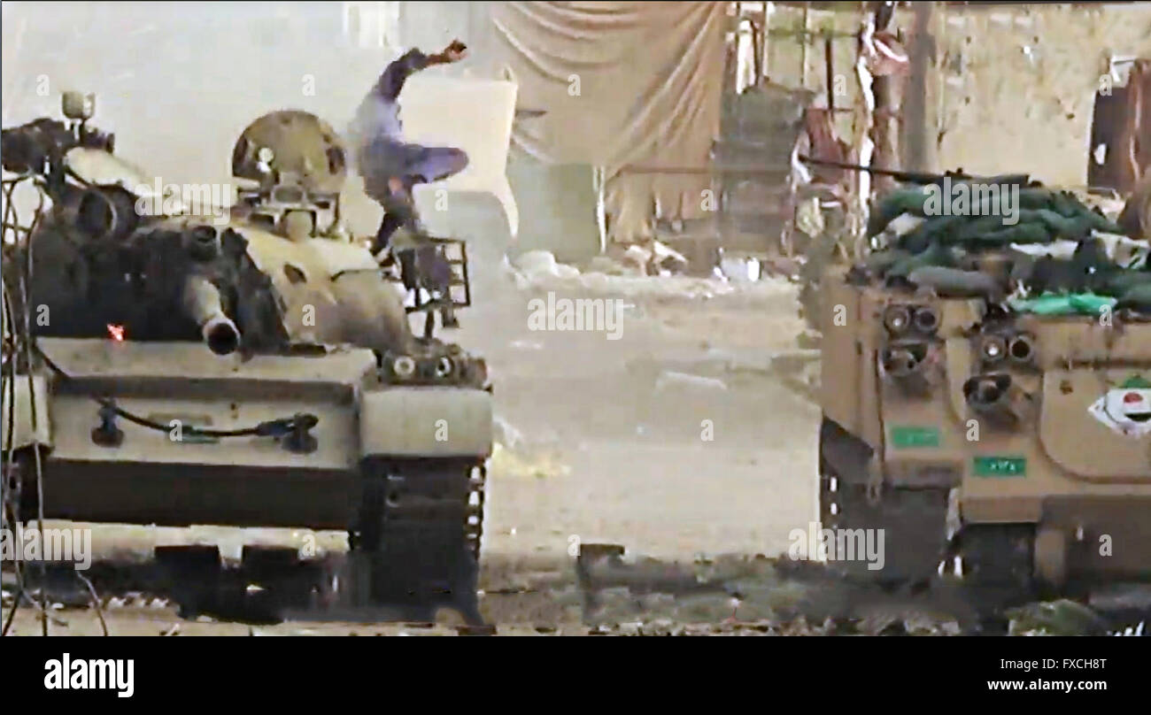 Ein irakischer Soldat springt von seinem Tank nachdem es von einer Rakete getroffen wurde von ISIS-Kämpfer in einer undatierten Propaganda-video-Capture freigegeben durch die islamischen Staates im Irak und der Levante während der Kämpfe in der Provinz Anbar, Irak gezeigt. Stockfoto