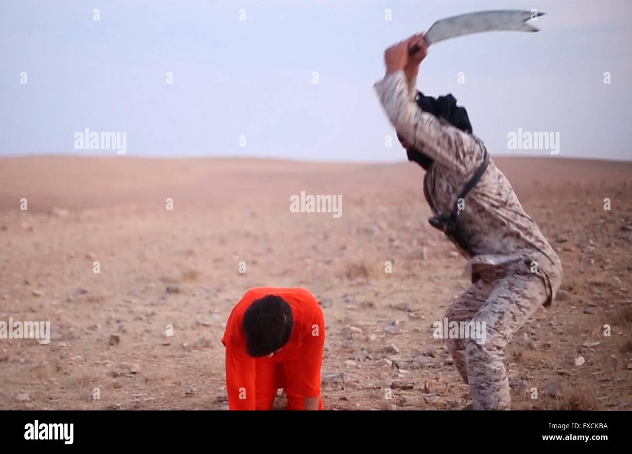 Islamischer Staat Kämpfer enthauptet eine angebliche Spionin in ein Propaganda-video-Capture von der islamischen Staates im Irak und der Levante 5. April 2016 in Hama, Syrien Zweig der ISIS veröffentlicht. Stockfoto