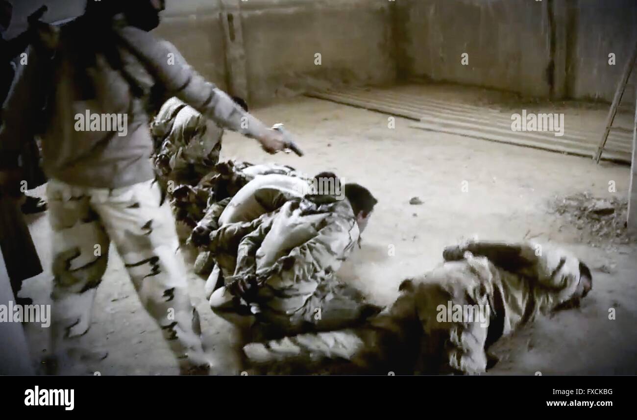 Eine islamischer Staat Kämpfer führt irakische Soldaten in diesem undatierten Propaganda-video-Capture freigegeben durch die islamischen Staates im Irak und der Levante in der Provinz Anbar, Irak. Stockfoto
