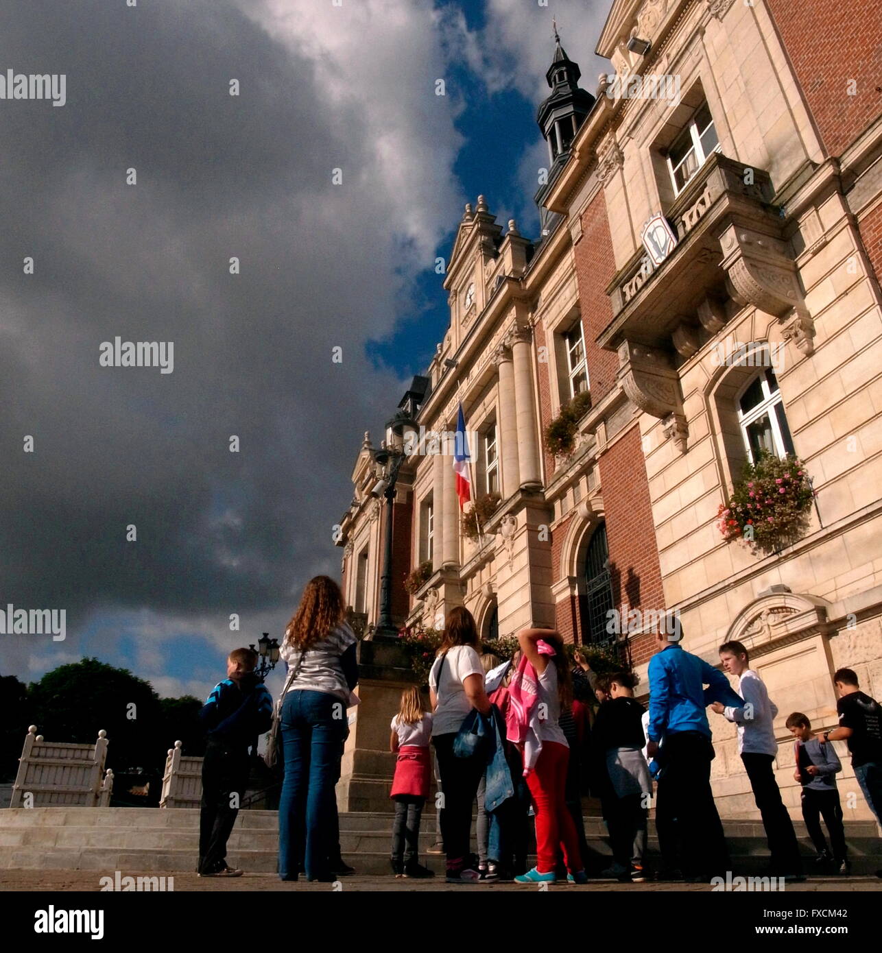 AJAXNETPHOTO. 2014. DOULLONS, FRANKREICH. -WW1 ARMEE HQ - EINE GRUPPE VON SCHÜLERINNEN UND SCHÜLER BESUCHEN DER STADT HOTEL DE VILLE. GHQ FÜR DIE BRITISCHE ARMEE WÄHREND WELTKRIEGES 1 UND DIE SCHLACHT AN DER SOMME.  FOTO: JONATHAN EASTLAND/AJAX REF: GR3 141002 15587 Stockfoto