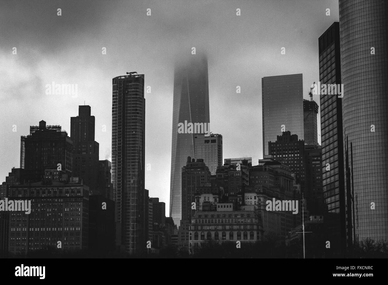 Manhattan Wolkenkratzer an einem nebligen Tag in New York Stockfoto