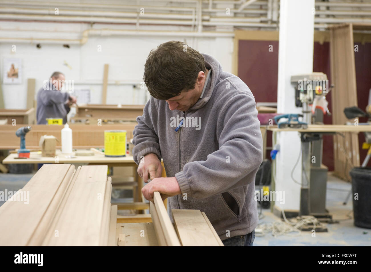 Handwerker in einer Tischlerei-Fabrik Stockfoto