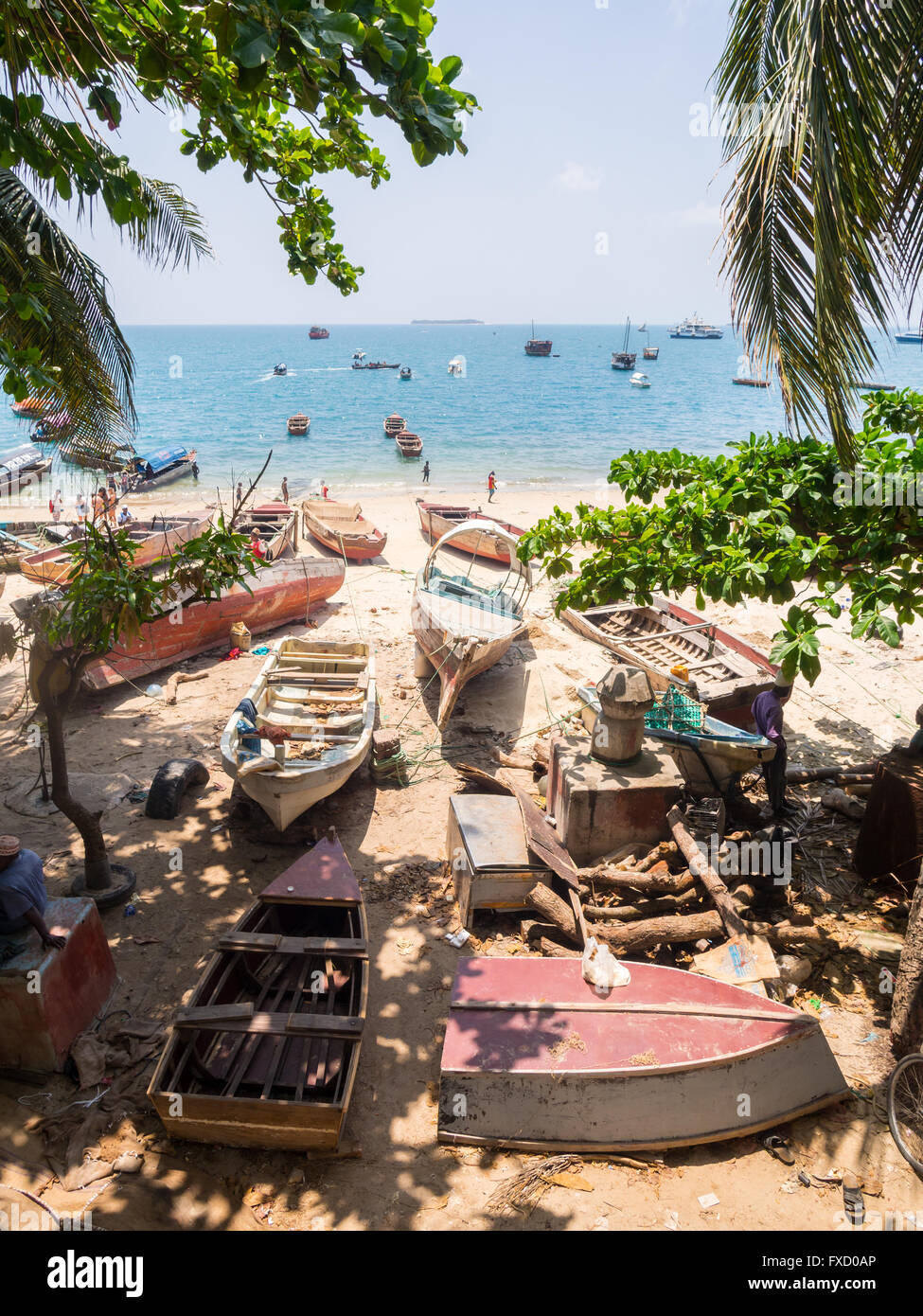 STONE TOWN, Sansibar - 28. März 2016: Einheimische mit ihren Booten am Ufer des Meeres in Stonetown, Zanzibar. Stockfoto