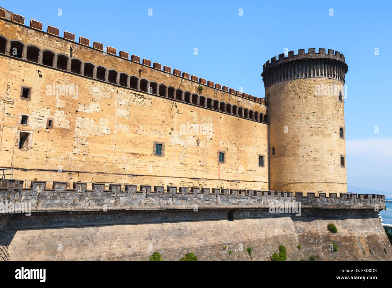 Turm und Mauer des Castel Nouvo in Neapel, Italien. Es wurde erstmals im Jahre 1279 errichtet. Stockfoto