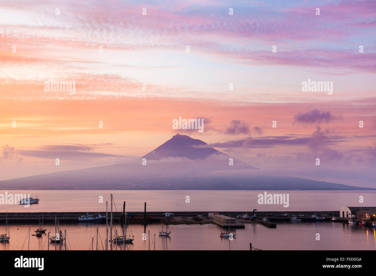 Berg Pico, Insel Pico, Azoren, bei Sonnenaufgang. Hafen von Horta, Faial Insel im Vordergrund Stockfoto