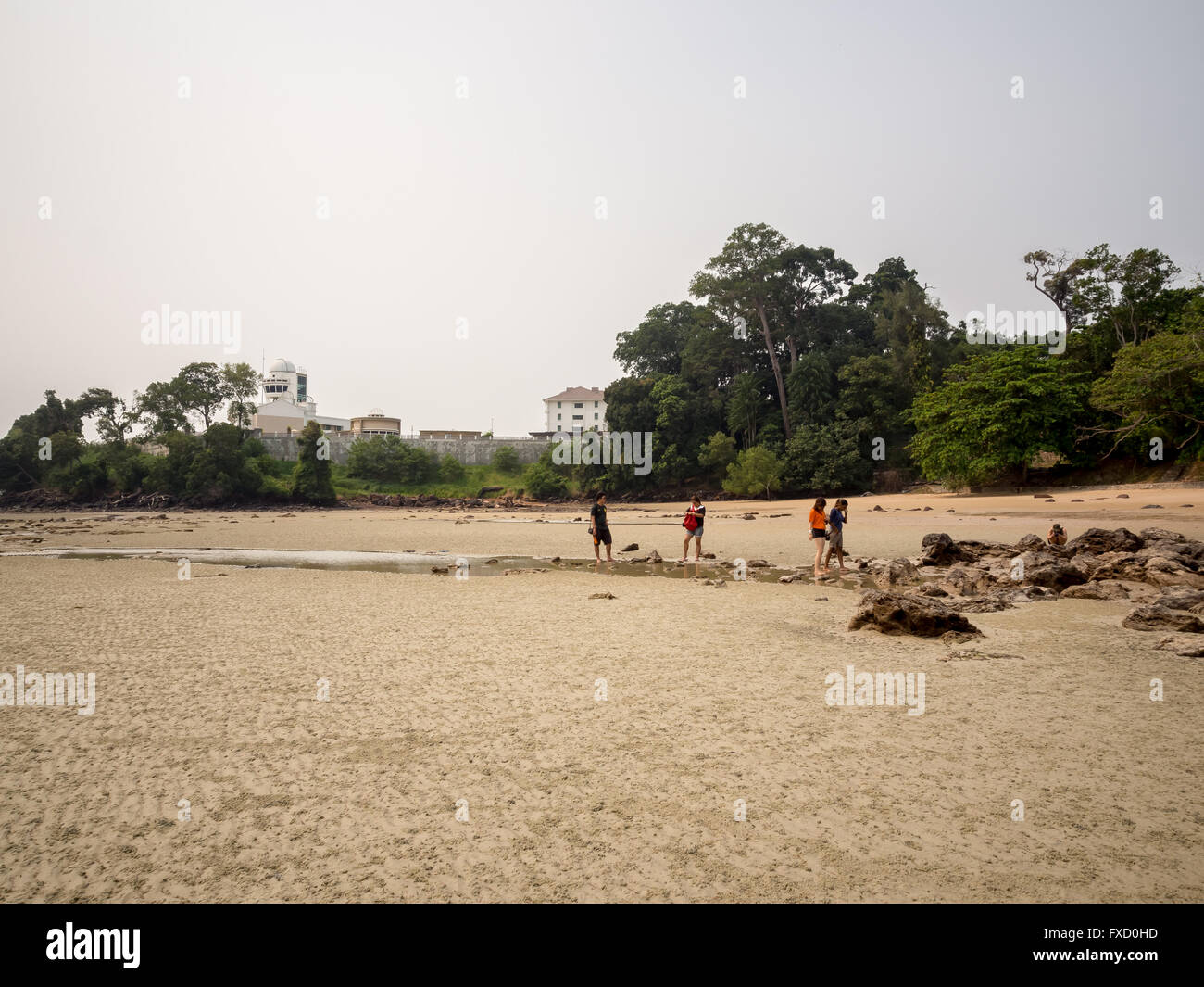 Menschen spielen am Strand Stockfoto