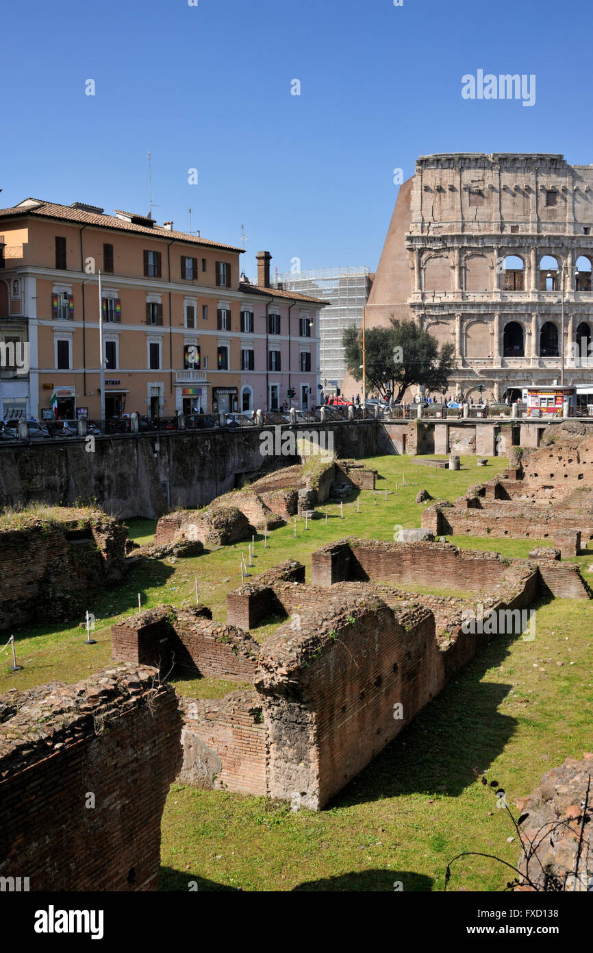 Italien, Rom, Ludus Magnus und Kolosseum Stockfoto