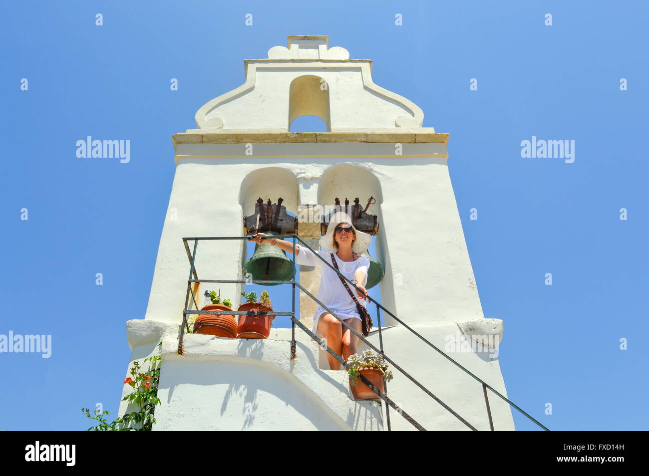 Mädchen stehen unter einem kleinen Kirche Glockenturm Stockfoto
