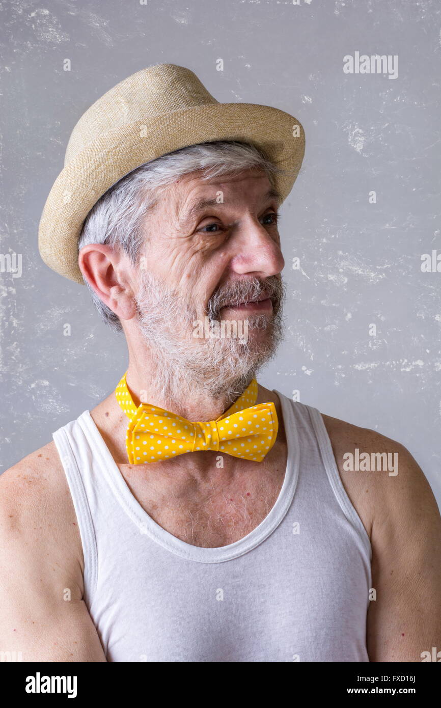 Lustiger senior Mann mit Hut und Fliege um den Hals Stockfoto