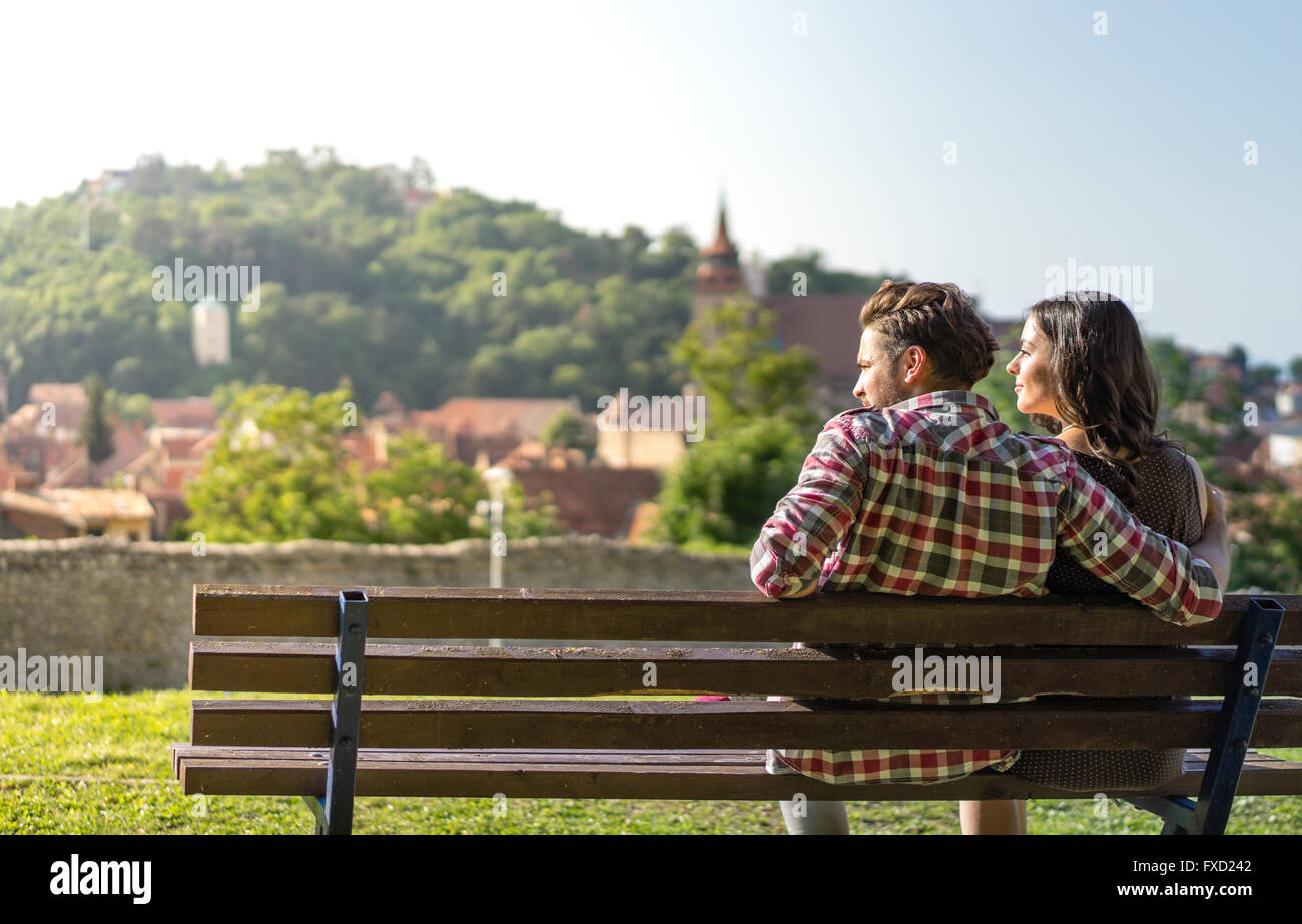 eine friedliche paar blickte im linken Teil an einem sonnigen Tag, Mann mit seinen rechten Arm um ihren Rücken Stockfoto