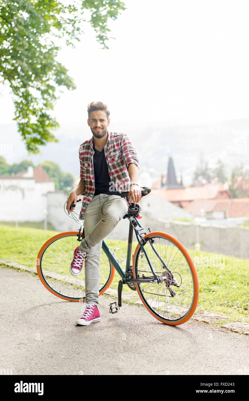 Hubscher Junger Mann Mit Blauen Augen Und Attraktives Lacheln Fotoshooting Auf Einer Gasse In Der Nahe Ein Mittelalterliches Stadtchen Mit Seinem Fahrrad Spielen Stockfotografie Alamy