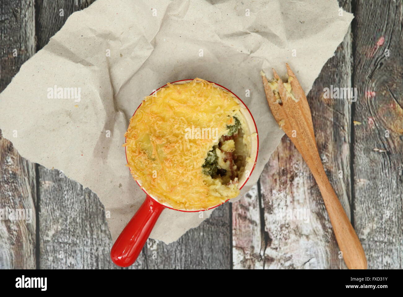 Kartoffelkuchen mit Brokkoli, geräuchertes Rindfleisch und Cheddar Käse in Mini Topf Topf. Stockfoto