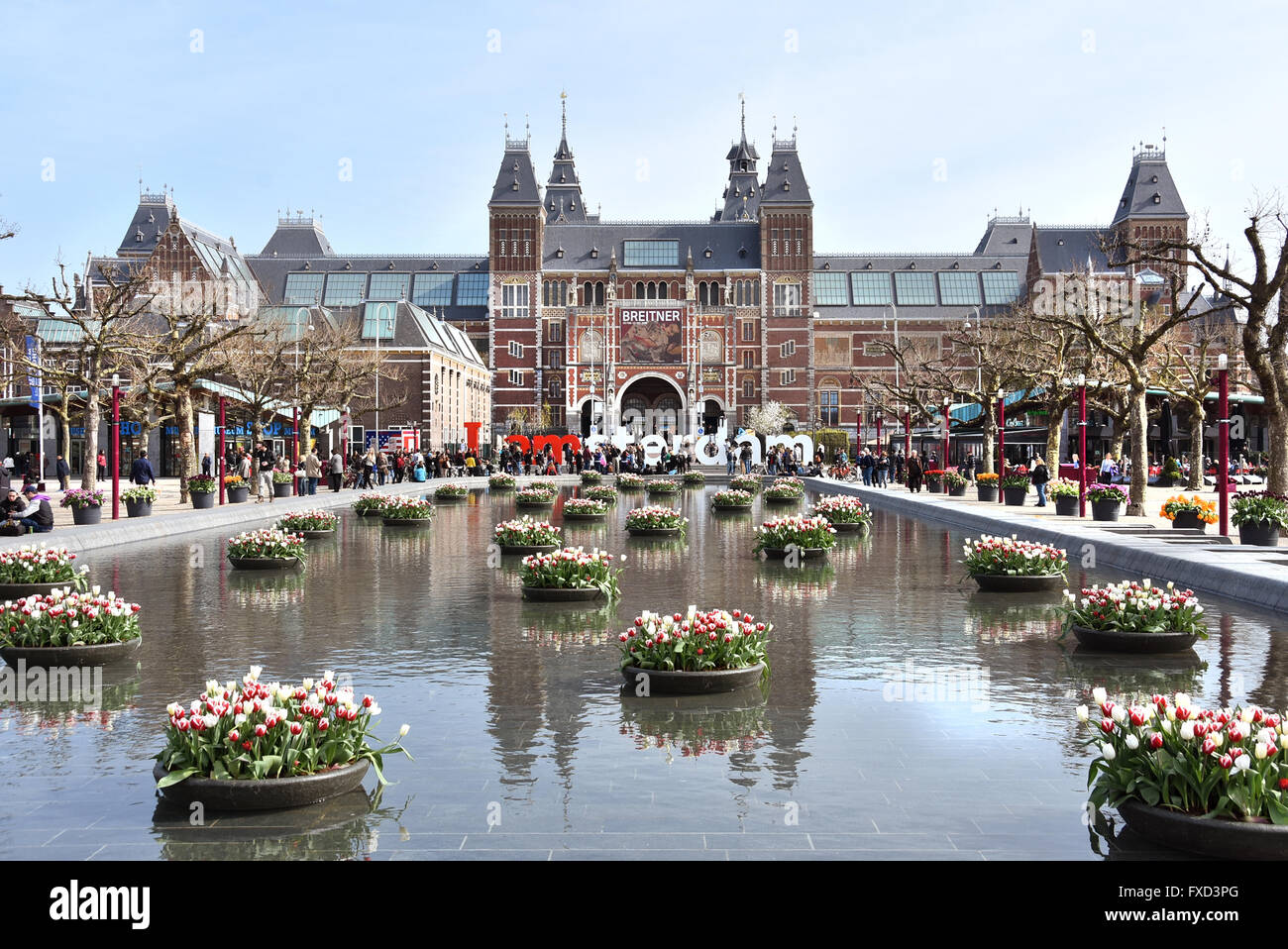 Tulpen Tulpe Blume See Rijksmuseum (Museumplein) Amsterdam Niederlande Niederländisch Museum (1876-1885 Architekten Petrus Josephus Hubertus Cuypers 1827-1921) Stockfoto