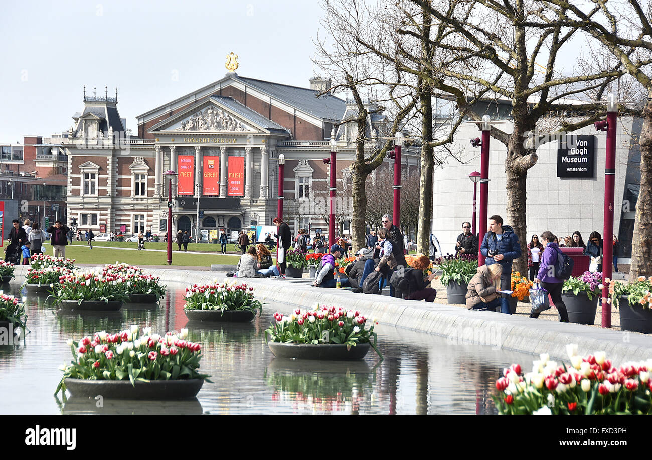 Concertgebouw - Concertgebouwplein - Museumplein Amsterdam Niederlande niederländische (Tulpen Tulpe Blume See) rechten van-Gogh-Museum Stockfoto