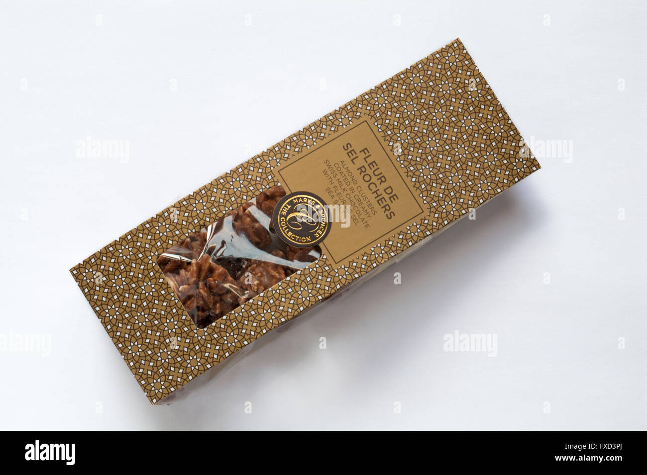 Paket von Marks & Spencer Fleur de Sel Rochers Schokolade auf weißem Hintergrund Stockfoto