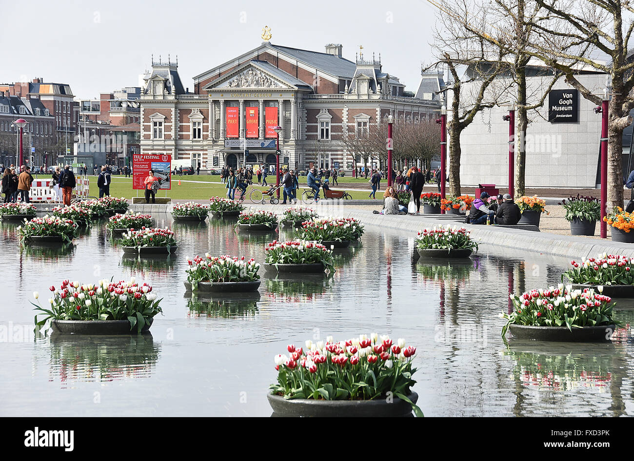 Concertgebouw auf der Oncertgebouwplein - Museumplein Amsterdam Niederlande niederländische (Tulpen Tulpe Blume See) rechten van-Gogh-Museum Stockfoto