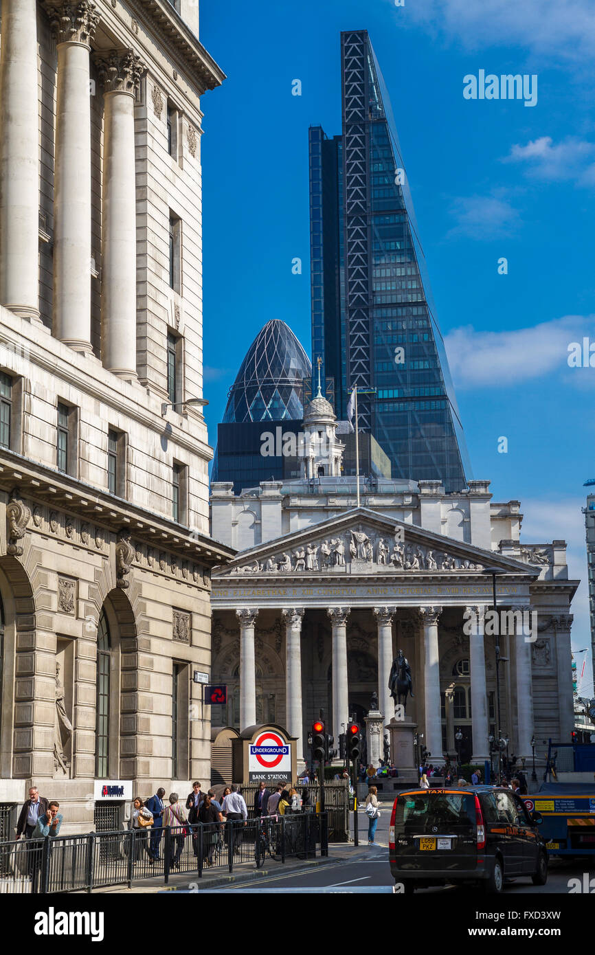 Bank U-Bahn-Station und Bank Junction, mit der Royal Exchange, dem Gherkin und dem Leadenhall Building im Hintergrund, The City of London, UK Stockfoto