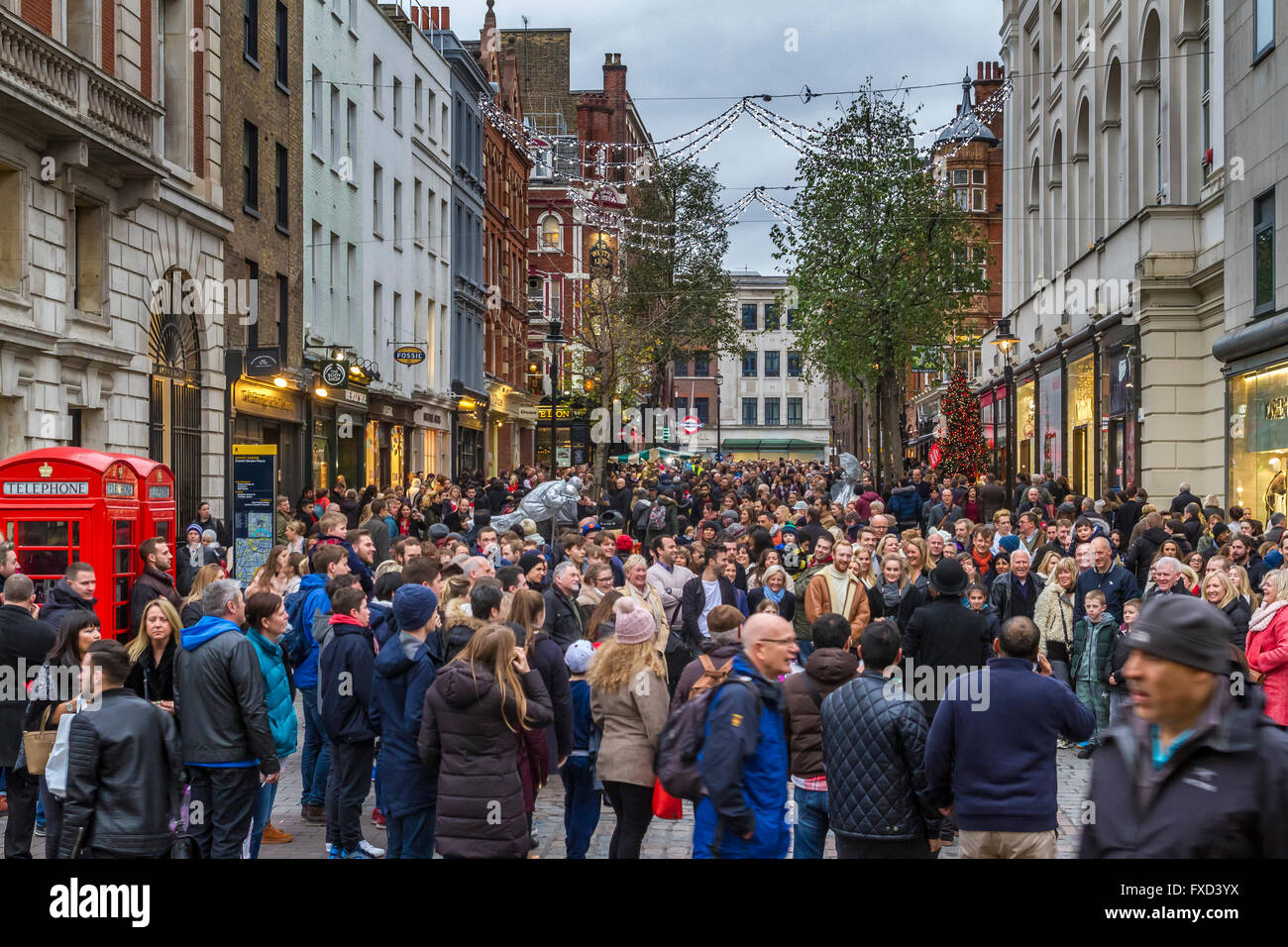 Riesige Massen von Weihnachtseinkäufern entlang der James St in Covent Garden im Londoner West End zur Weihnachtszeit, London, Großbritannien Stockfoto