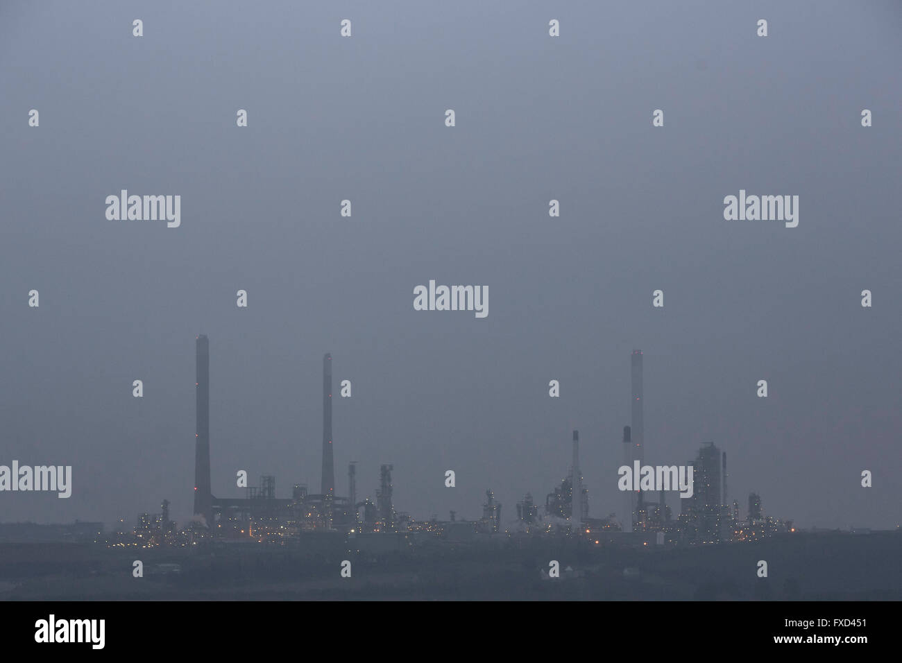 Hoch industriellen Chimmney der am Horizont in einem grauen Abend. Stockfoto