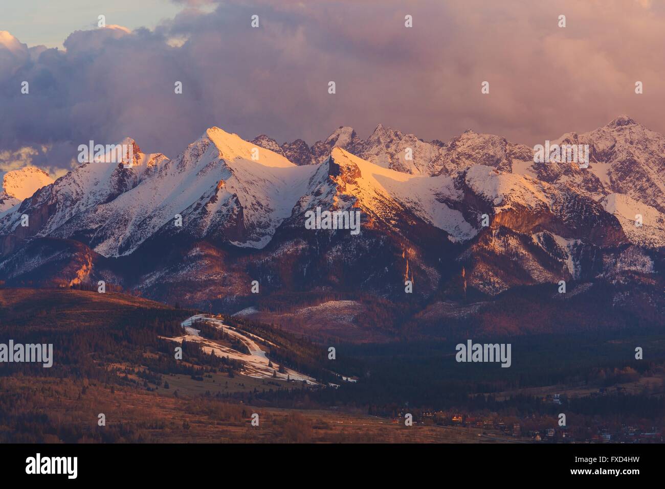 Scenic Tatra Gebirge Landschaft bei Sonnenuntergang. Vorfrühling in Kleinpolen, Europa. Stockfoto