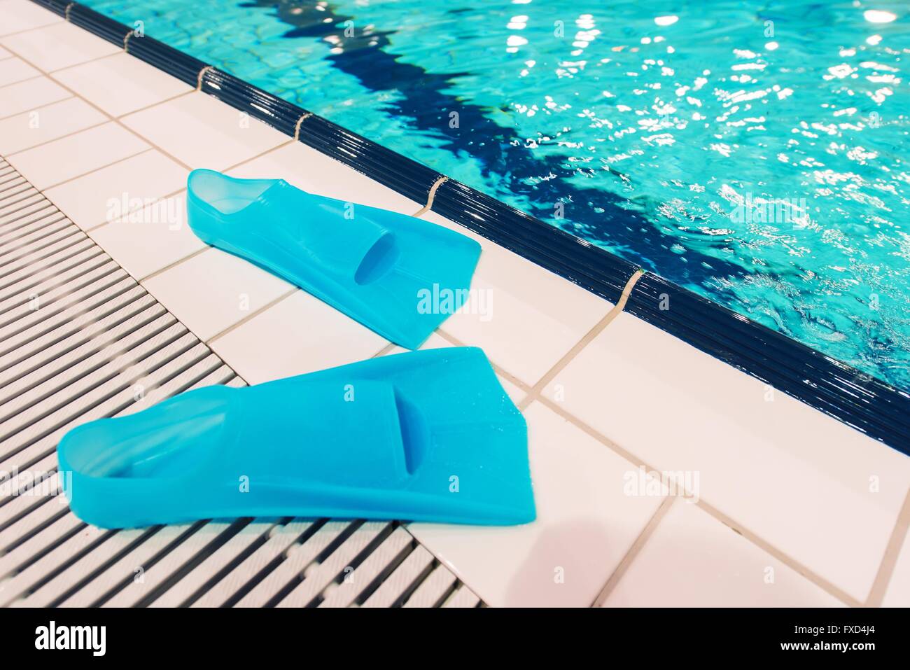 Schwimmbad-Spaß. Schwimmen Flossen und den Pool. Erholung-Konzept-Foto. Stockfoto