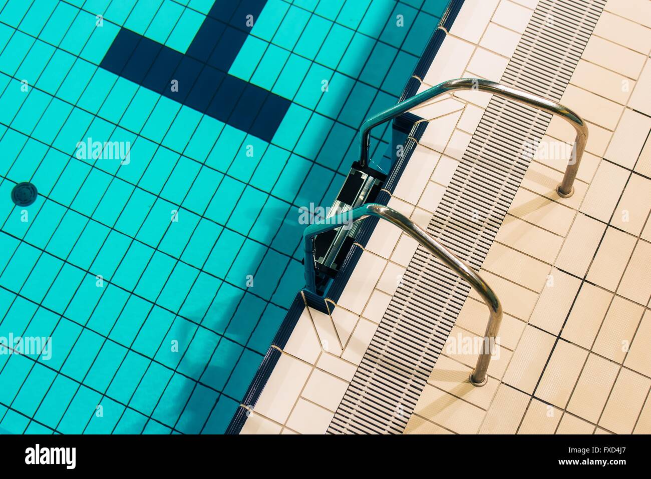 Schwimmbad metallischen Leiter Closeup Foto. Hallenbad. Stockfoto