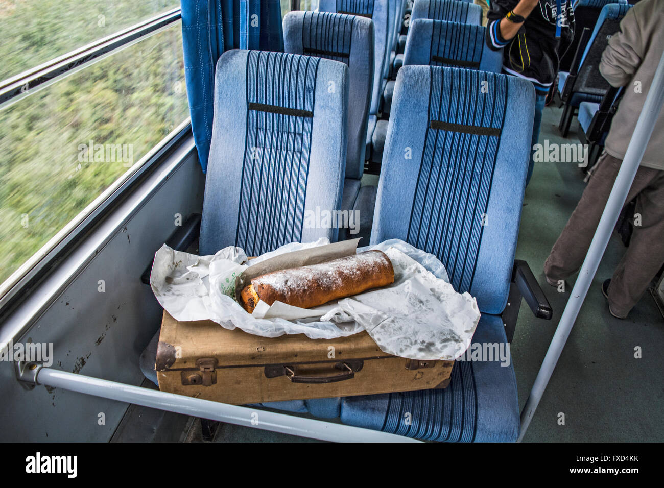 Schönes Stück hausgemachten Strudel die süßer Fahrgäste im Zug. Stockfoto