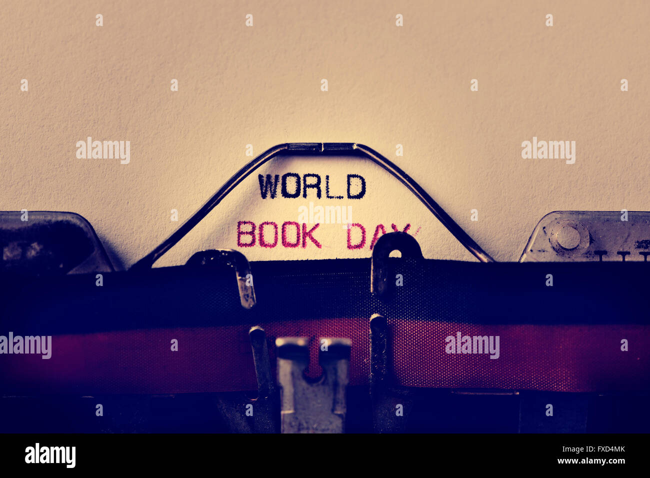 Nahaufnahme von einer alten Schreibmaschine und der Text Welttag des Buches maschinengeschrieben mit ihm in eine Folie Stockfoto