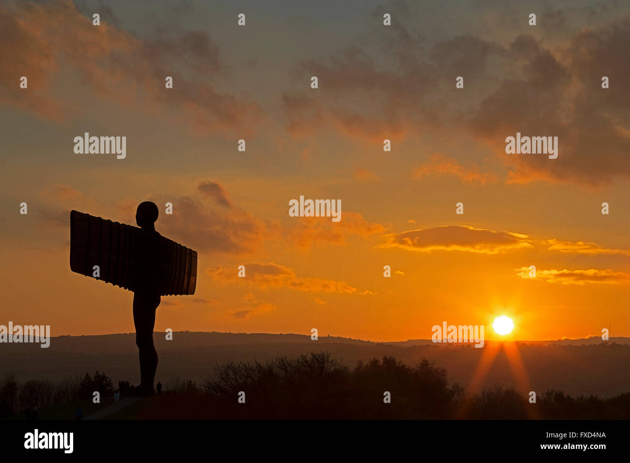 Der Engel des Nordens in Gateshead bei Sonnenuntergang mit der untergehenden Sonne deutlich sichtbar bei klarem Himmel Stockfoto