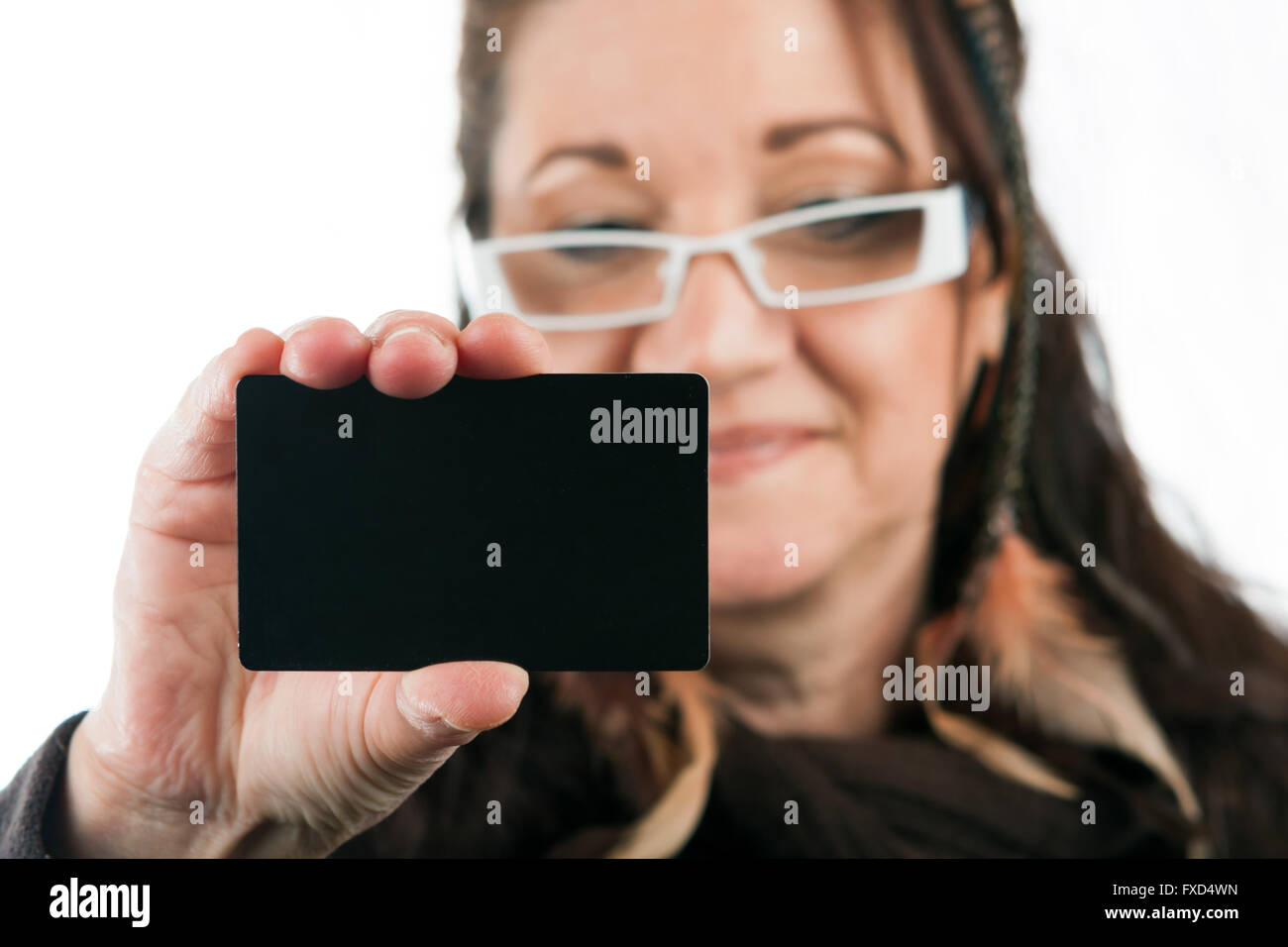 Frau zeigt leere Kreditkarte Stockfoto