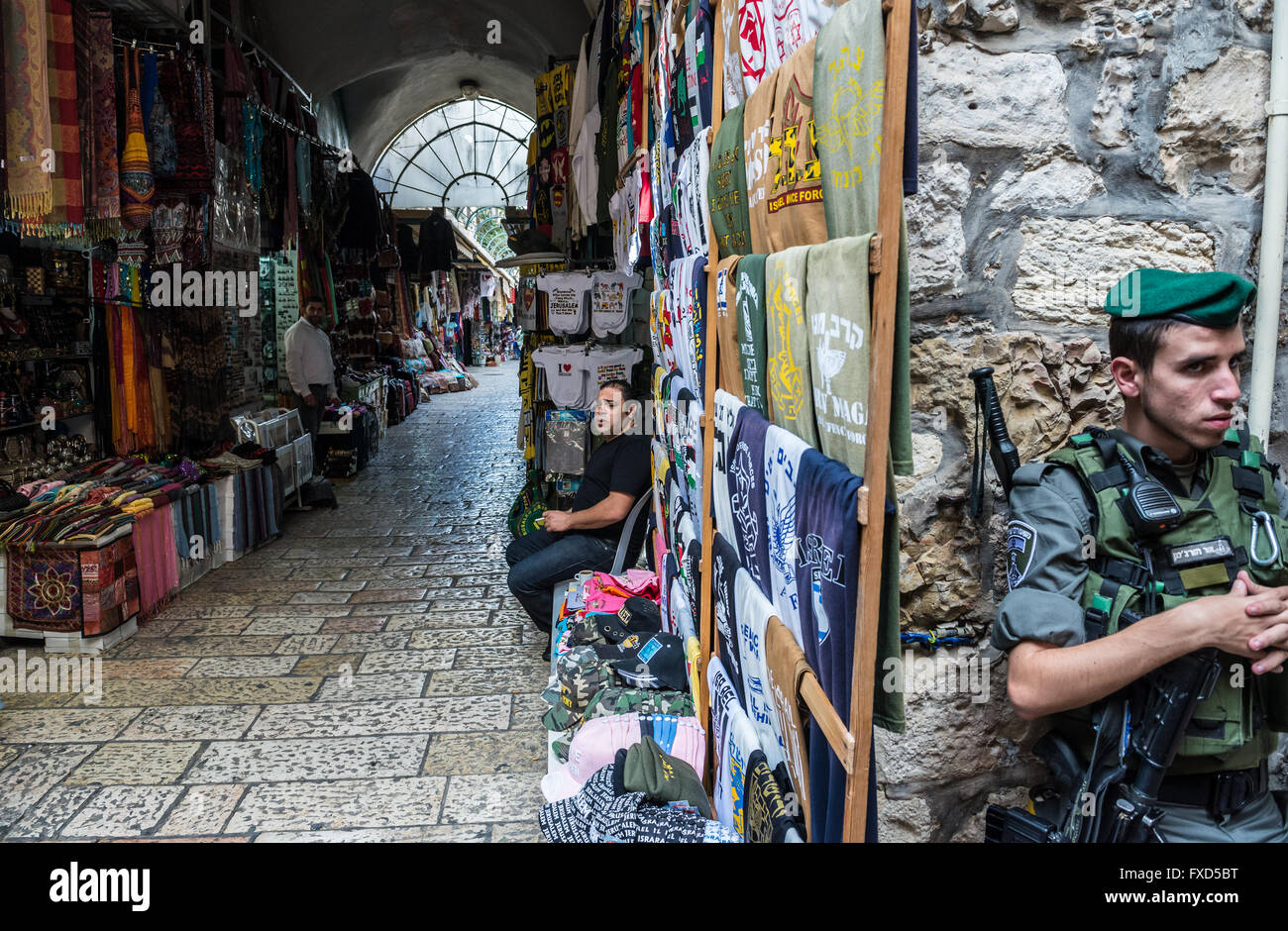 Israelische Grenze Polizei besetzt auf arabischen Markt, die erstreckt sich über christliche und muslimische Viertel auf alte Stadt von Jerusalem, Israel Stockfoto