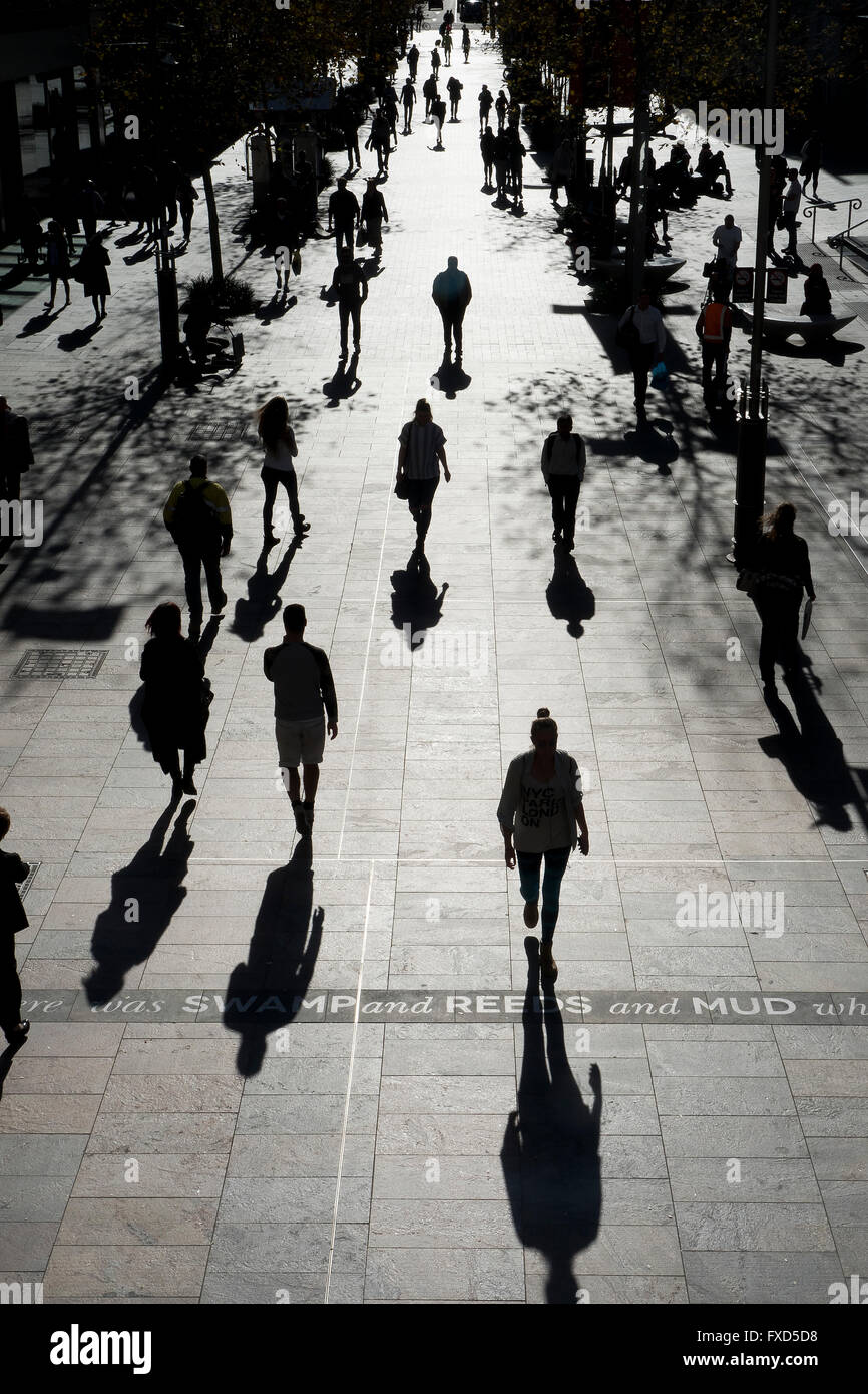 Silhouette Wanderer auf Hay Street, die Stadt von Perth, Westaustralien Stockfoto