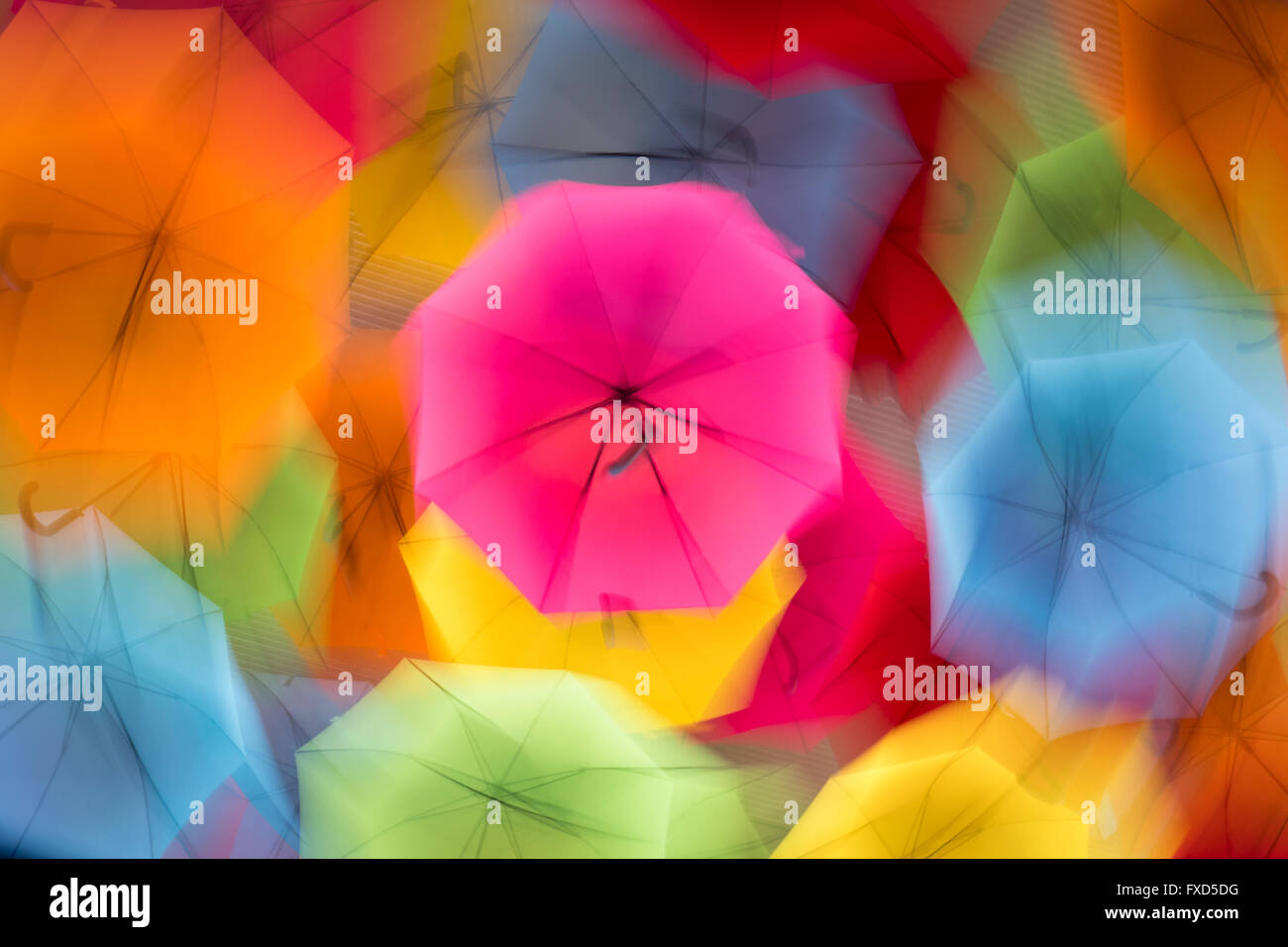 Bunte Sonnenschirme, Kings Park, The City of Perth, Western Australia. Kreisenden Bewegungen während der Belichtung Stockfoto
