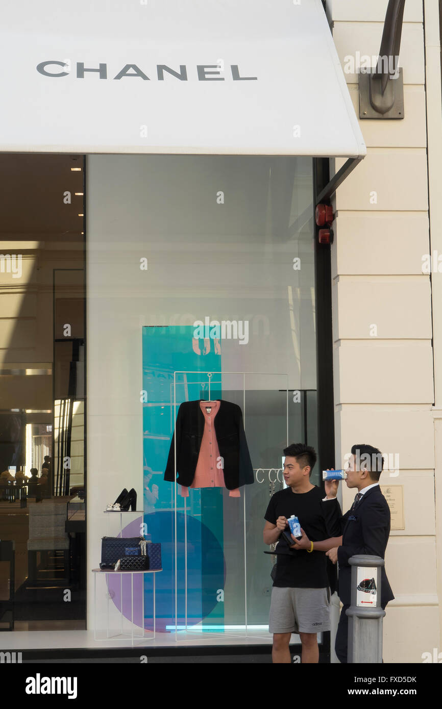 Jungen weich trinken Getränke außerhalb Chanel Shop, King Street, die Stadt Perth, Westaustralien Stockfoto