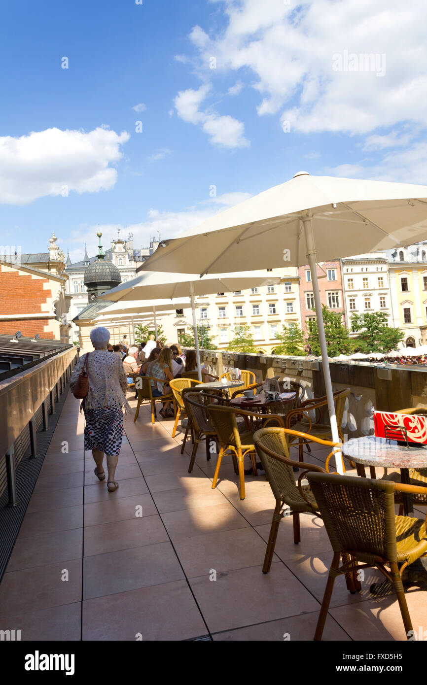 Restaurant am oberen Rand der alten Tuchhalle in Krakau, Polen Stockfoto