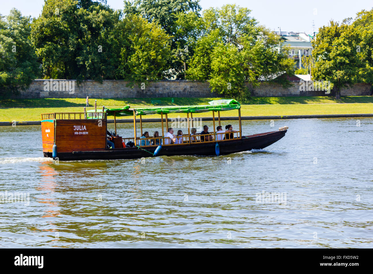 Boote mit Touristen auf Weichsel in Krakau, Polen Stockfoto