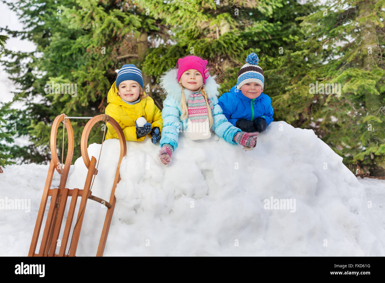 Kinder Jungen und Mädchen hinter Schneewand mit Schneebällen ...
